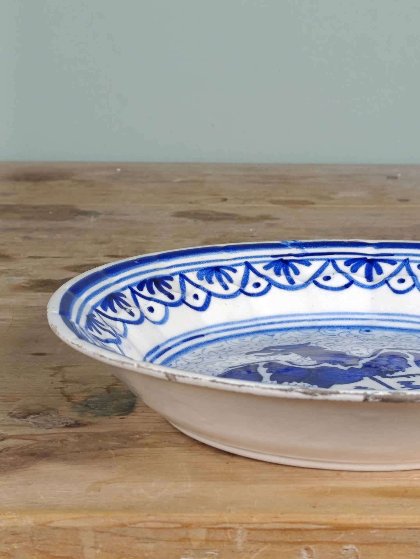 Plato de cerámica azul cobalto con escudo Segunda República (años 30)