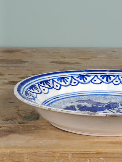 Plato de cerámica azul cobalto con escudo Segunda República (años 30)