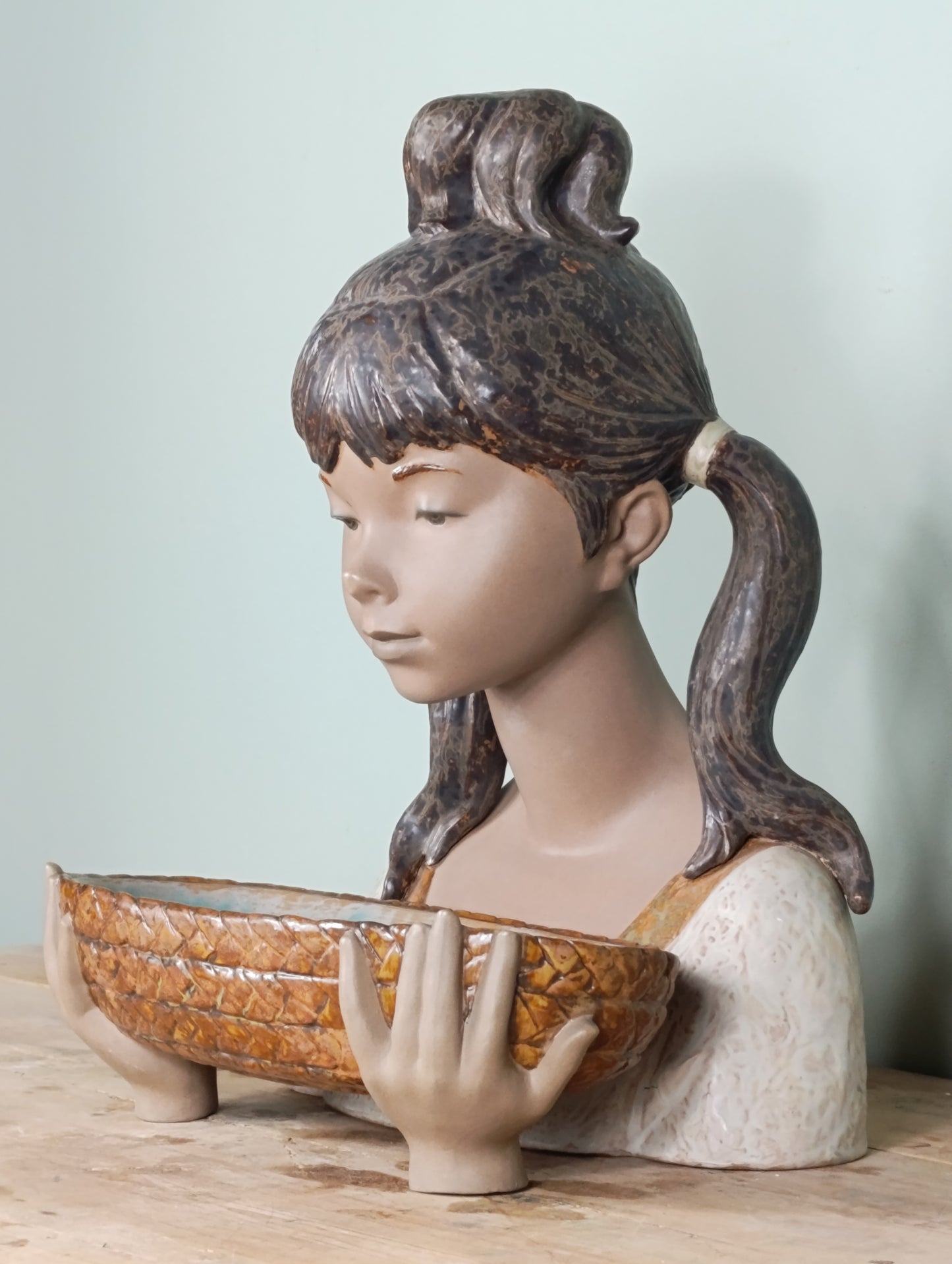 Escultura Lladró “Niña Jardinera” en gres esmaltado
