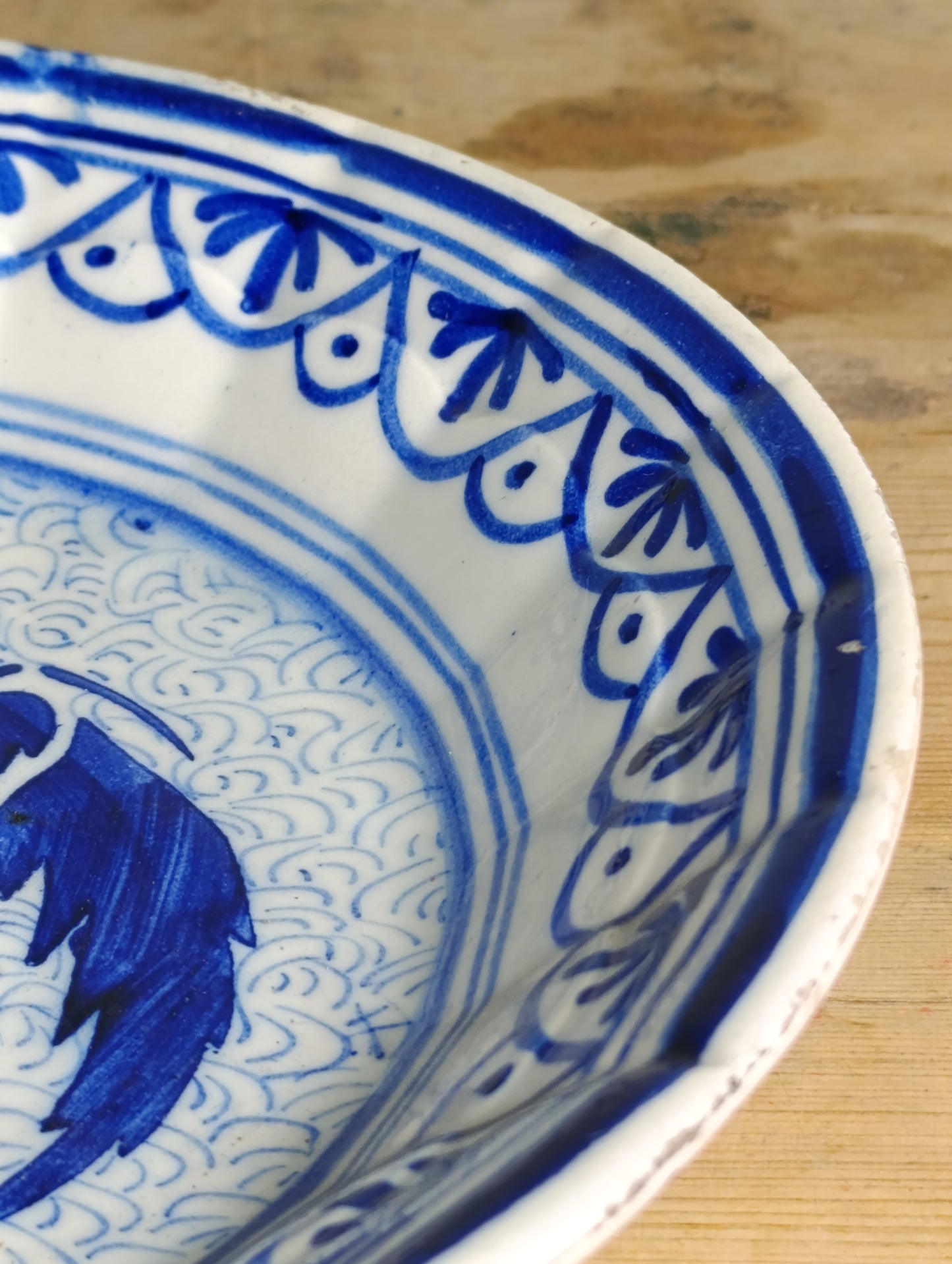 Plato de cerámica azul cobalto con escudo Segunda República (años 30)