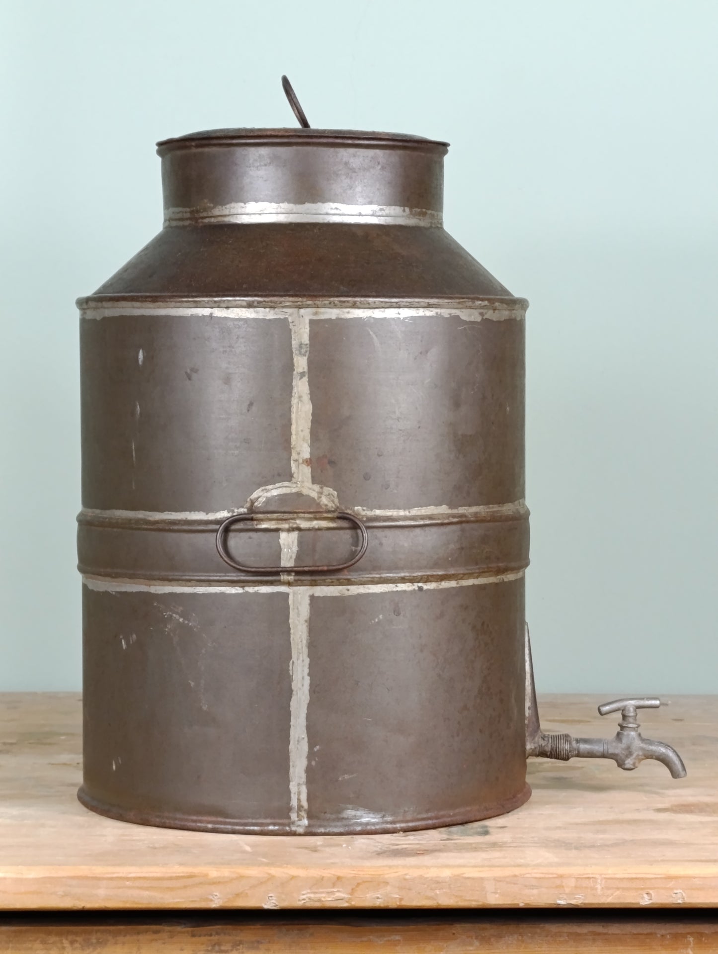 Zafra para aceite antigua de metal con grifo original | pieza vintage mediterránea