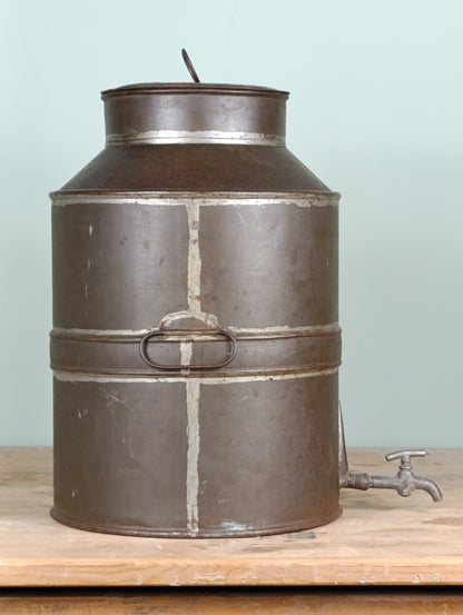 Zafra para aceite antigua de metal con grifo original | pieza vintage mediterránea