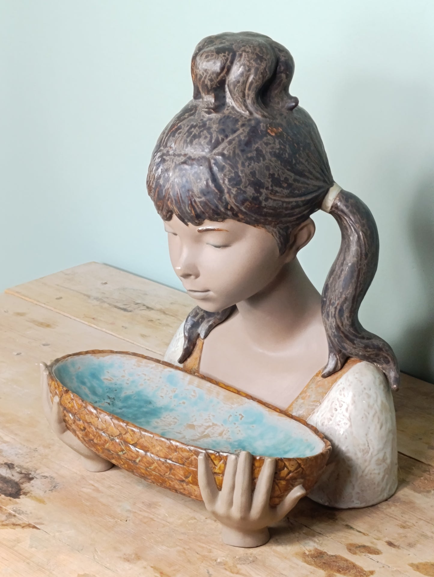 Escultura Lladró “Niña Jardinera” en gres esmaltado