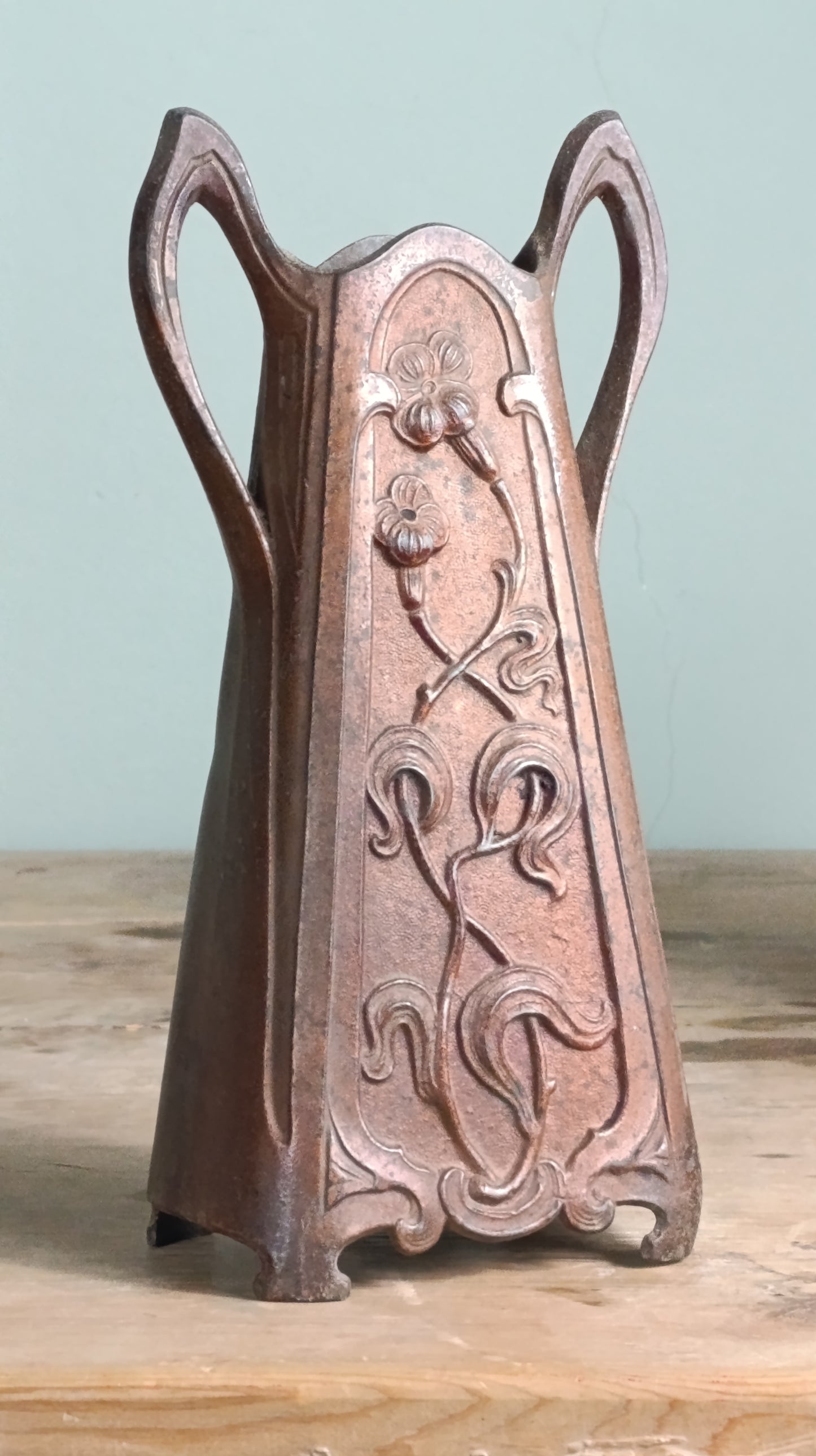 Tarro francés modernista | Metal en relieve | c.1900