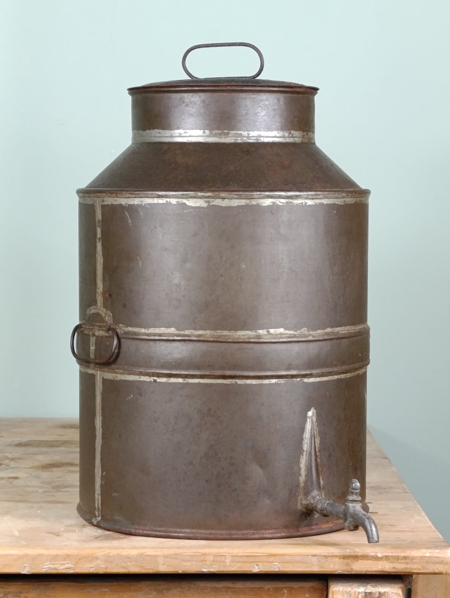 Zafra para aceite antigua de metal con grifo original | pieza vintage mediterránea
