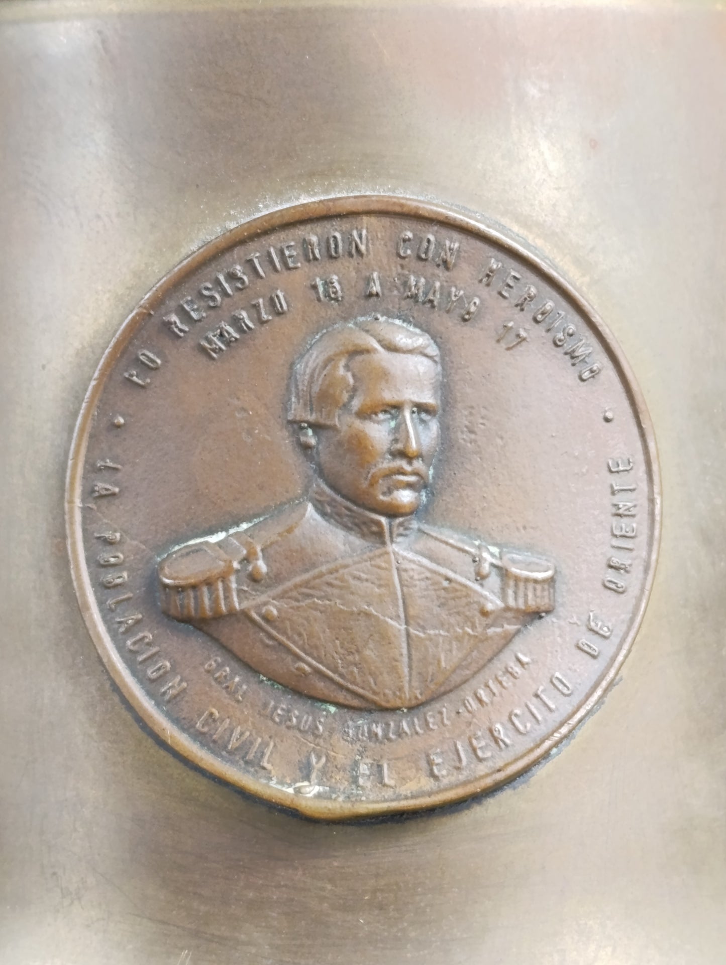 Copa de cobre bronceado en honor al General Jesús González Ortega