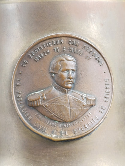 Copa de cobre bronceado en honor al General Jesús González Ortega