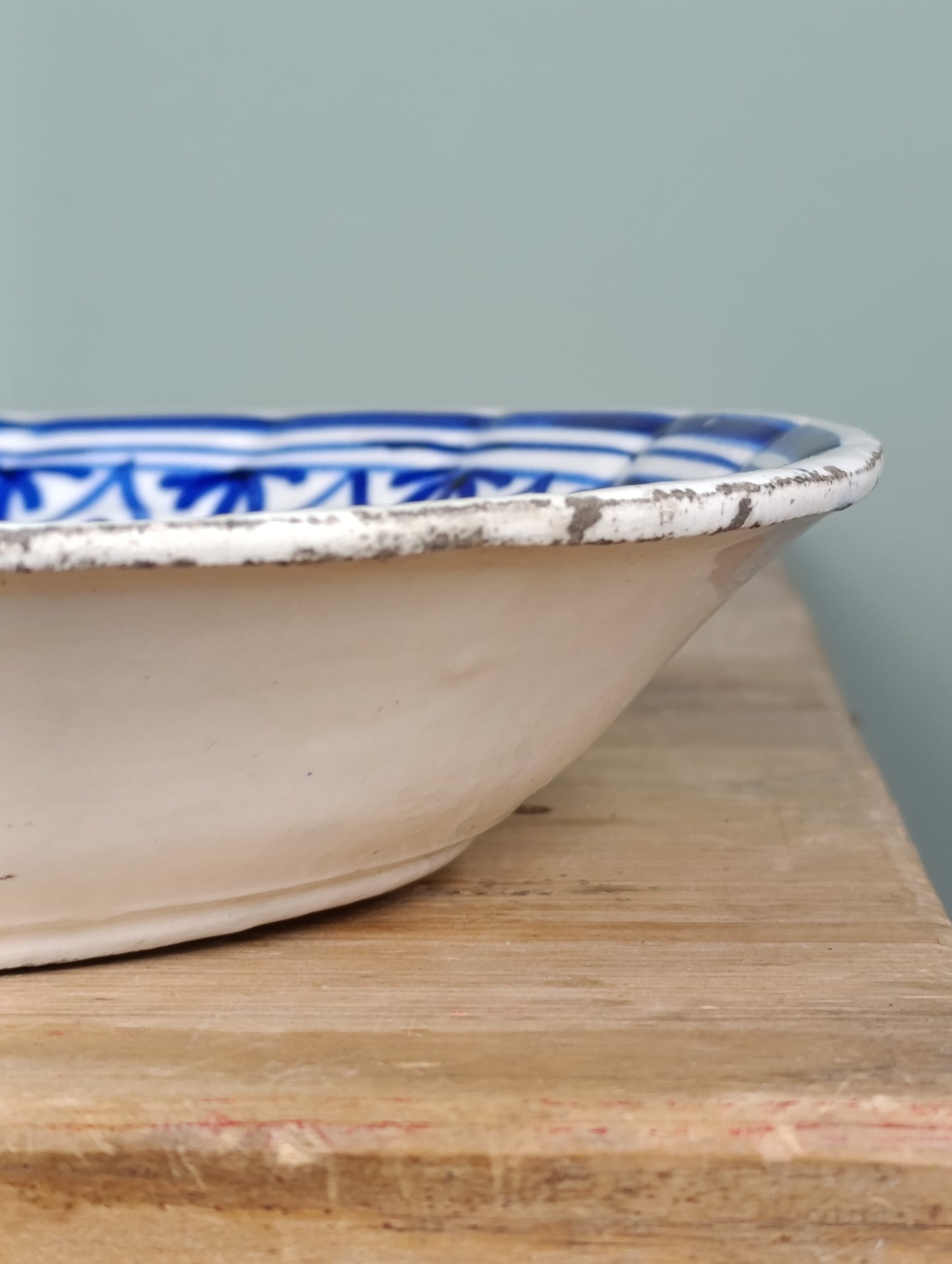 Plato de cerámica azul cobalto con escudo Segunda República (años 30)
