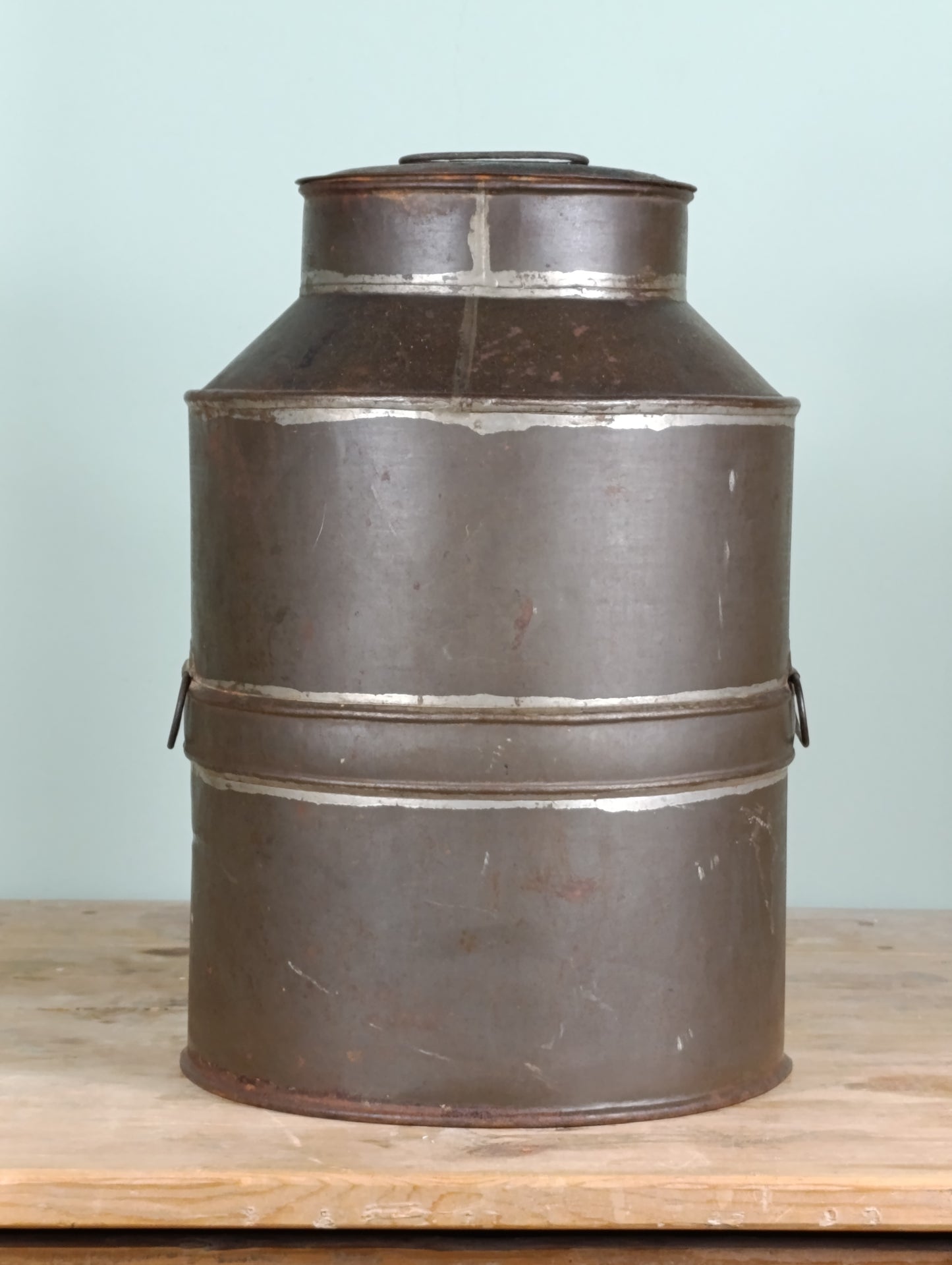 Zafra para aceite antigua de metal con grifo original | pieza vintage mediterránea