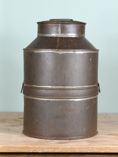 Zafra para aceite antigua de metal con grifo original | pieza vintage mediterránea