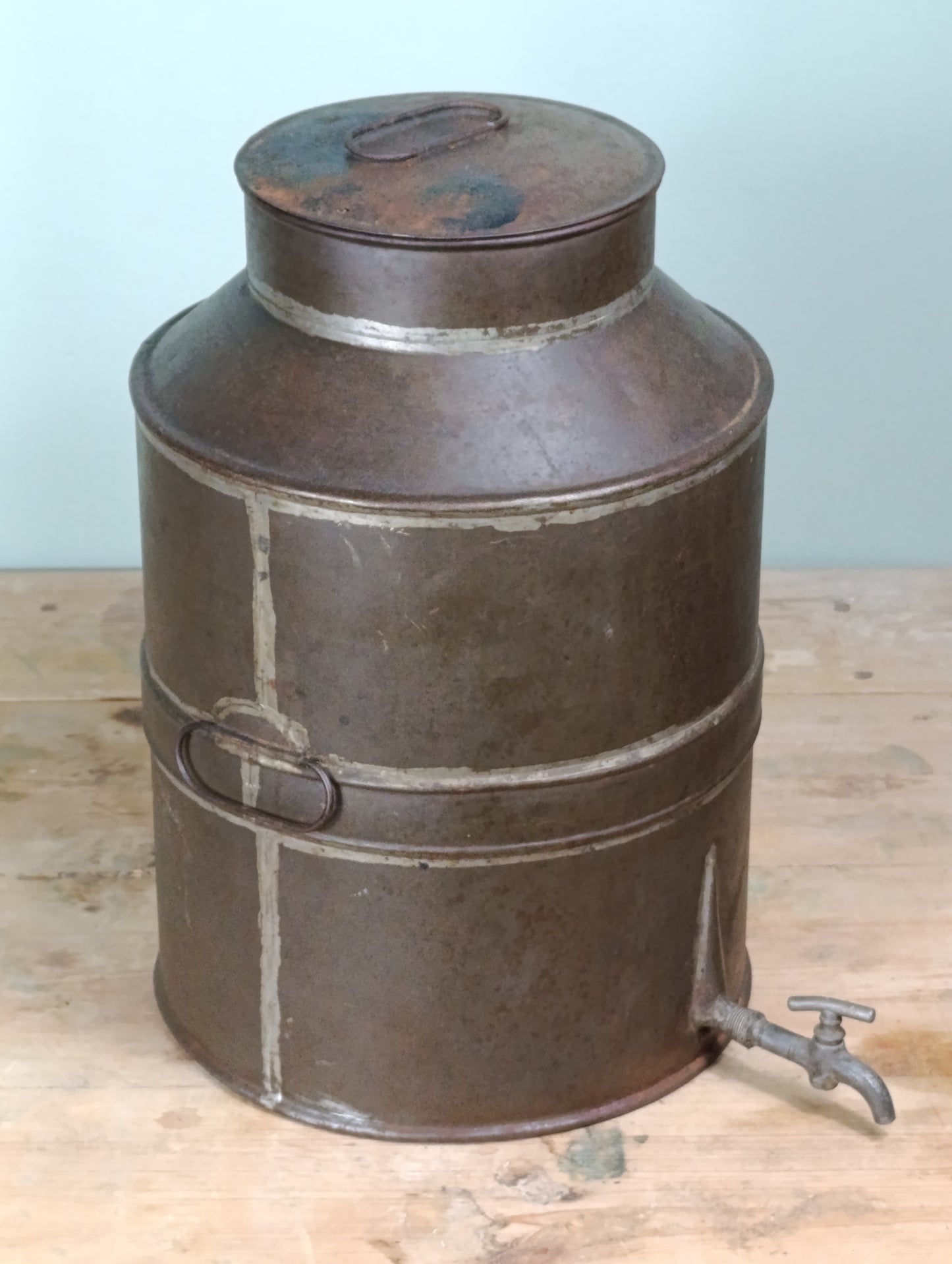 Zafra para aceite antigua de metal con grifo original | pieza vintage mediterránea