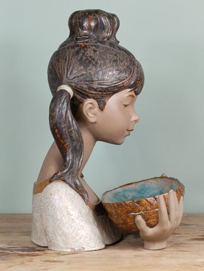 Escultura Lladró “Niña Jardinera” en gres esmaltado