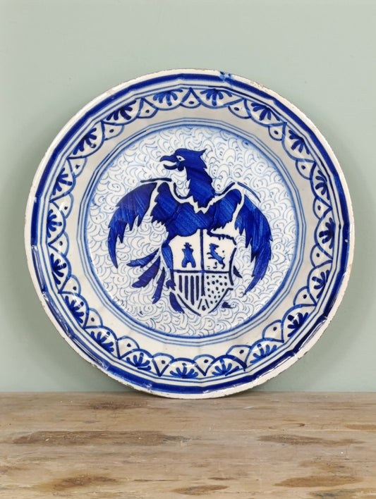 Plato de cerámica azul cobalto con escudo Segunda República (años 30)