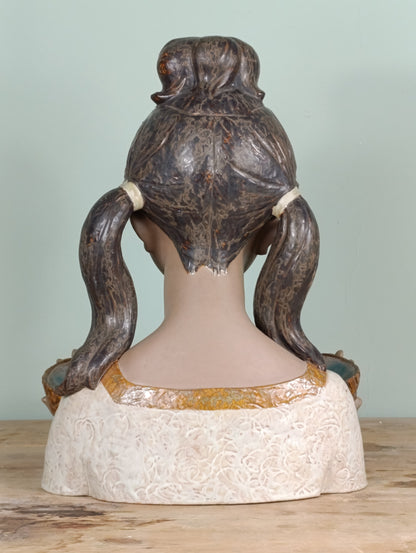 Escultura Lladró “Niña Jardinera” en gres esmaltado
