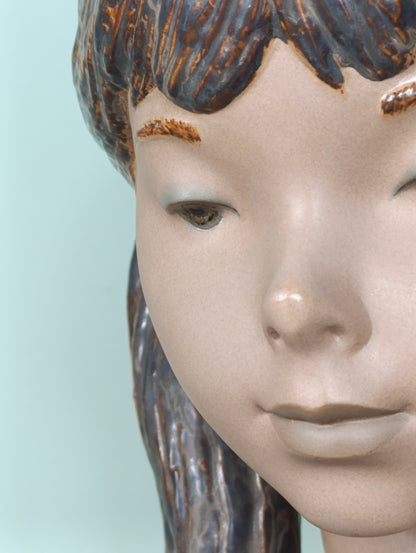 Escultura Lladró “Niña Jardinera” en gres esmaltado