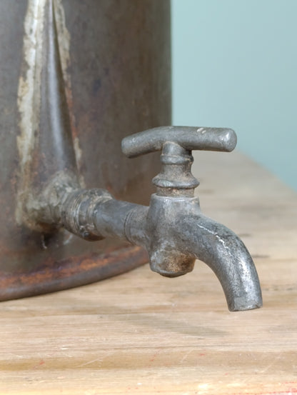 Zafra para aceite antigua de metal con grifo original | pieza vintage mediterránea
