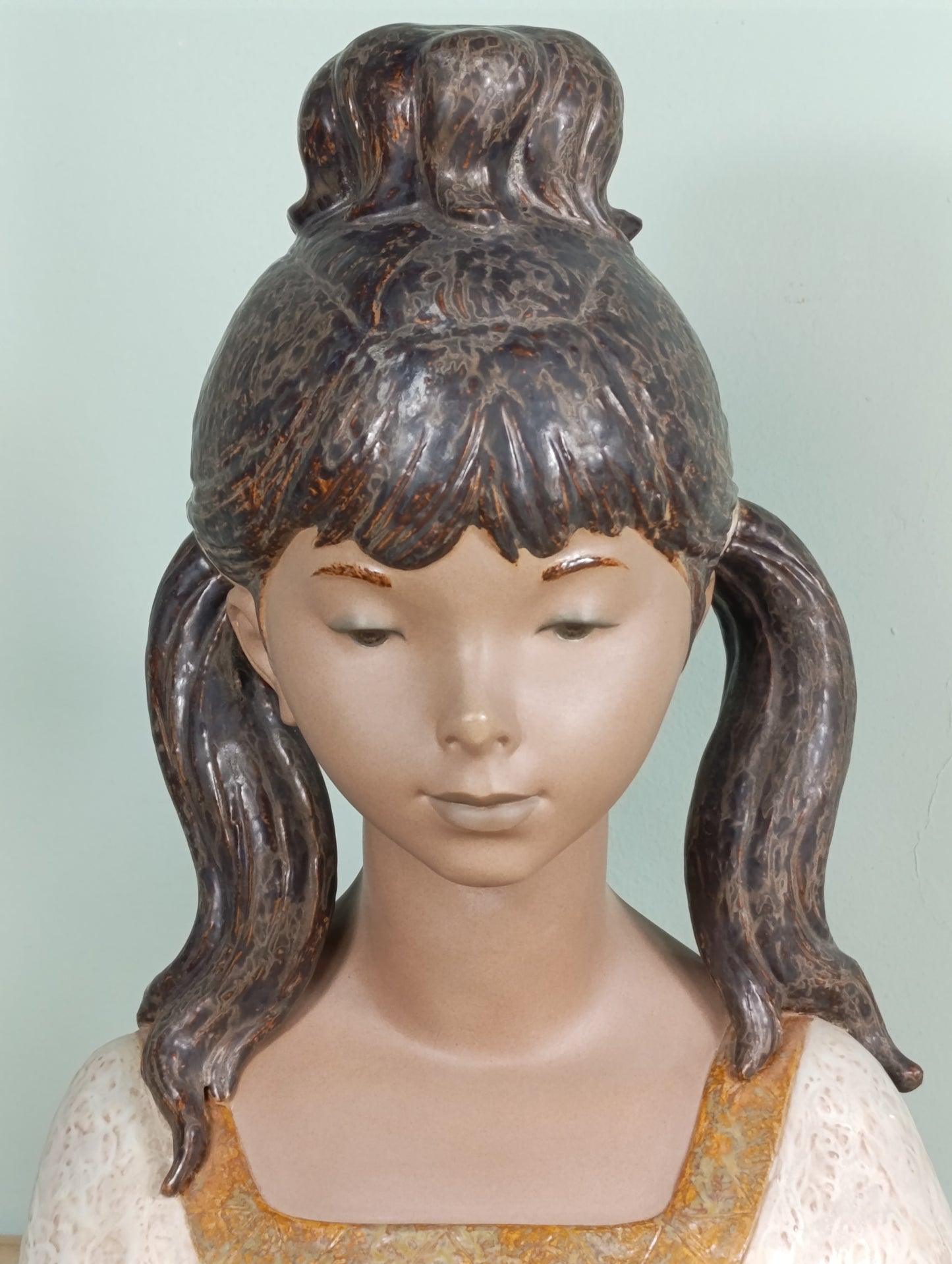 Escultura Lladró “Niña Jardinera” en gres esmaltado