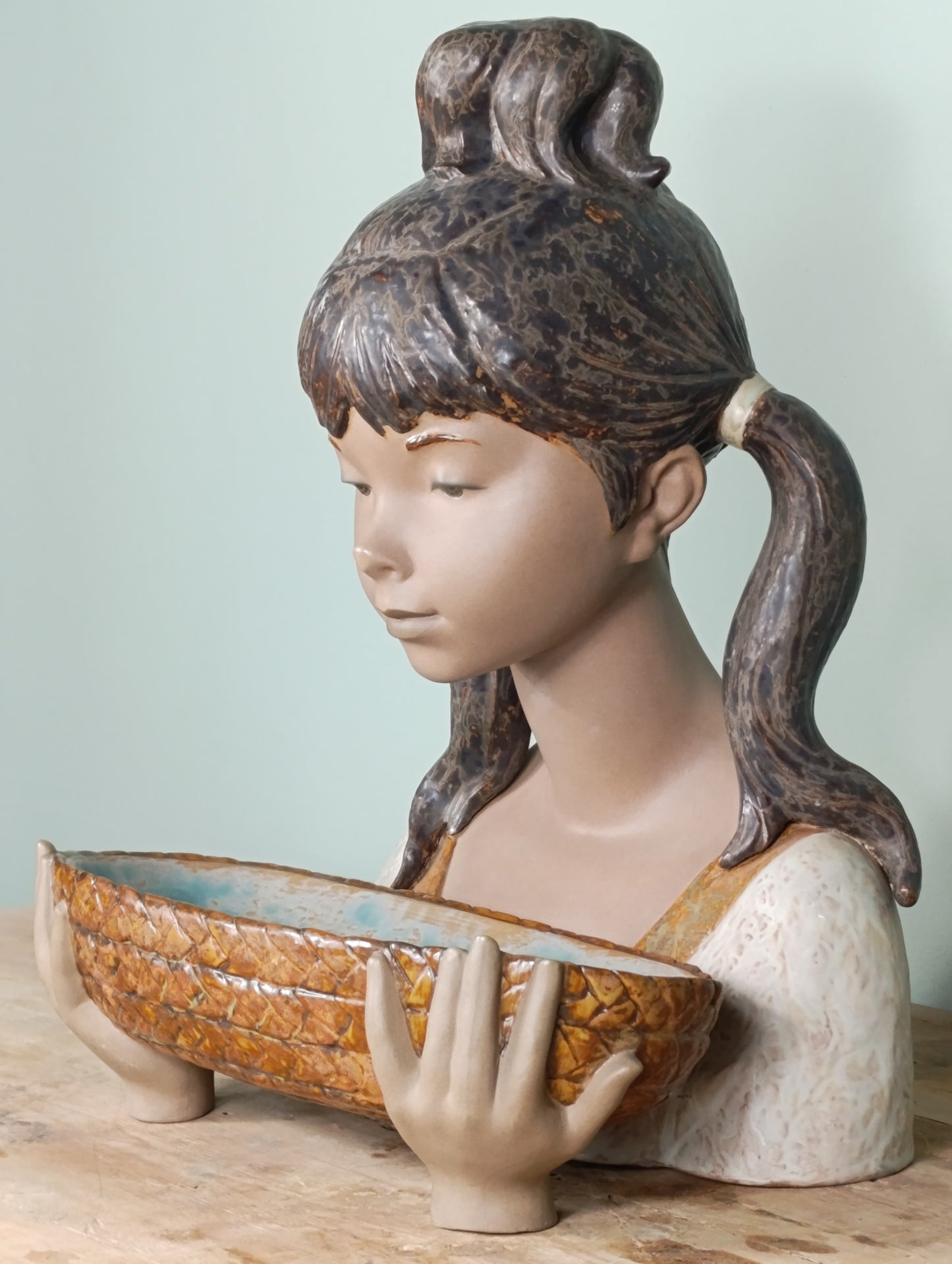 Escultura Lladró “Niña Jardinera” en gres esmaltado