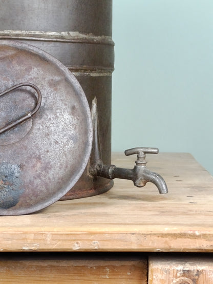 Zafra para aceite antigua de metal con grifo original | pieza vintage mediterránea