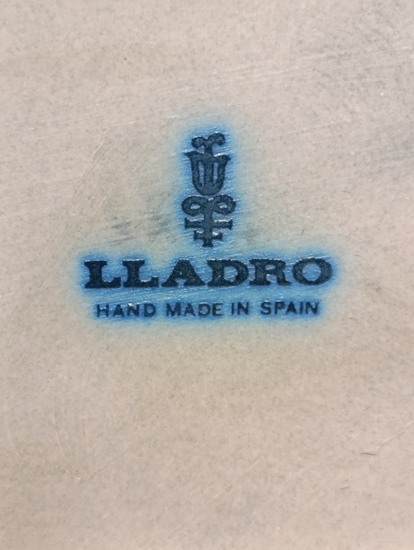 Escultura Lladró “Niña Jardinera” en gres esmaltado