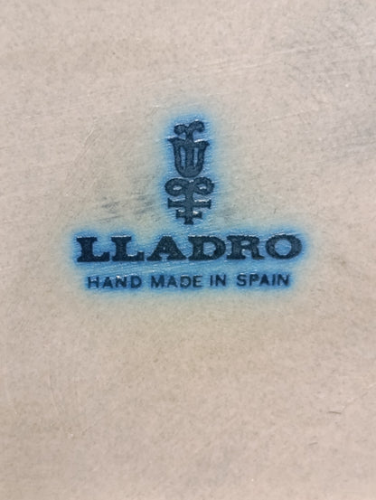 Escultura Lladró “Niña Jardinera” en gres esmaltado