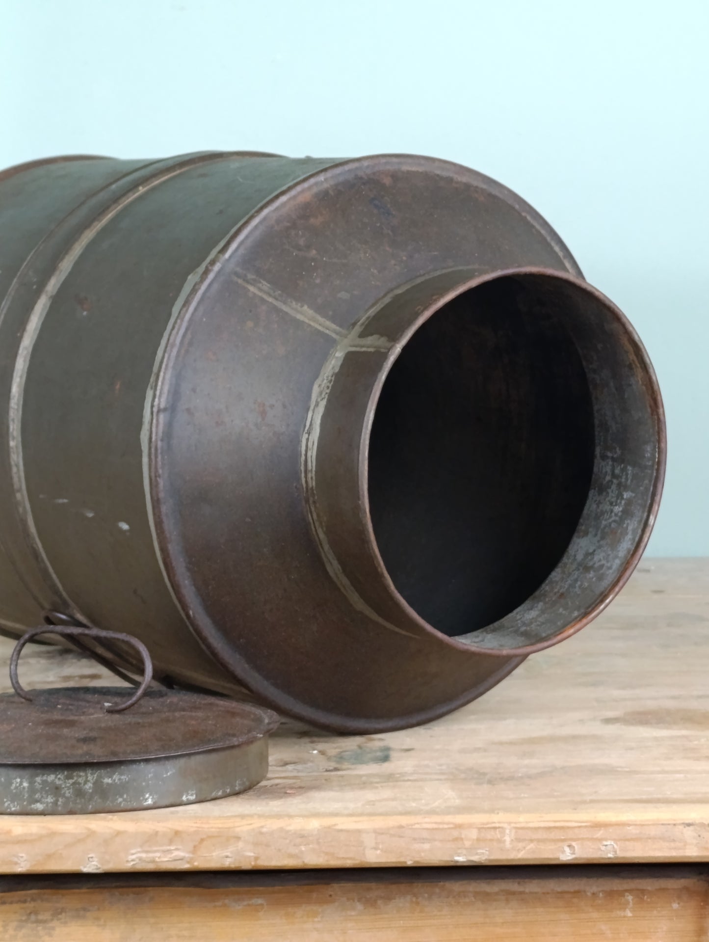 Zafra para aceite antigua de metal con grifo original | pieza vintage mediterránea