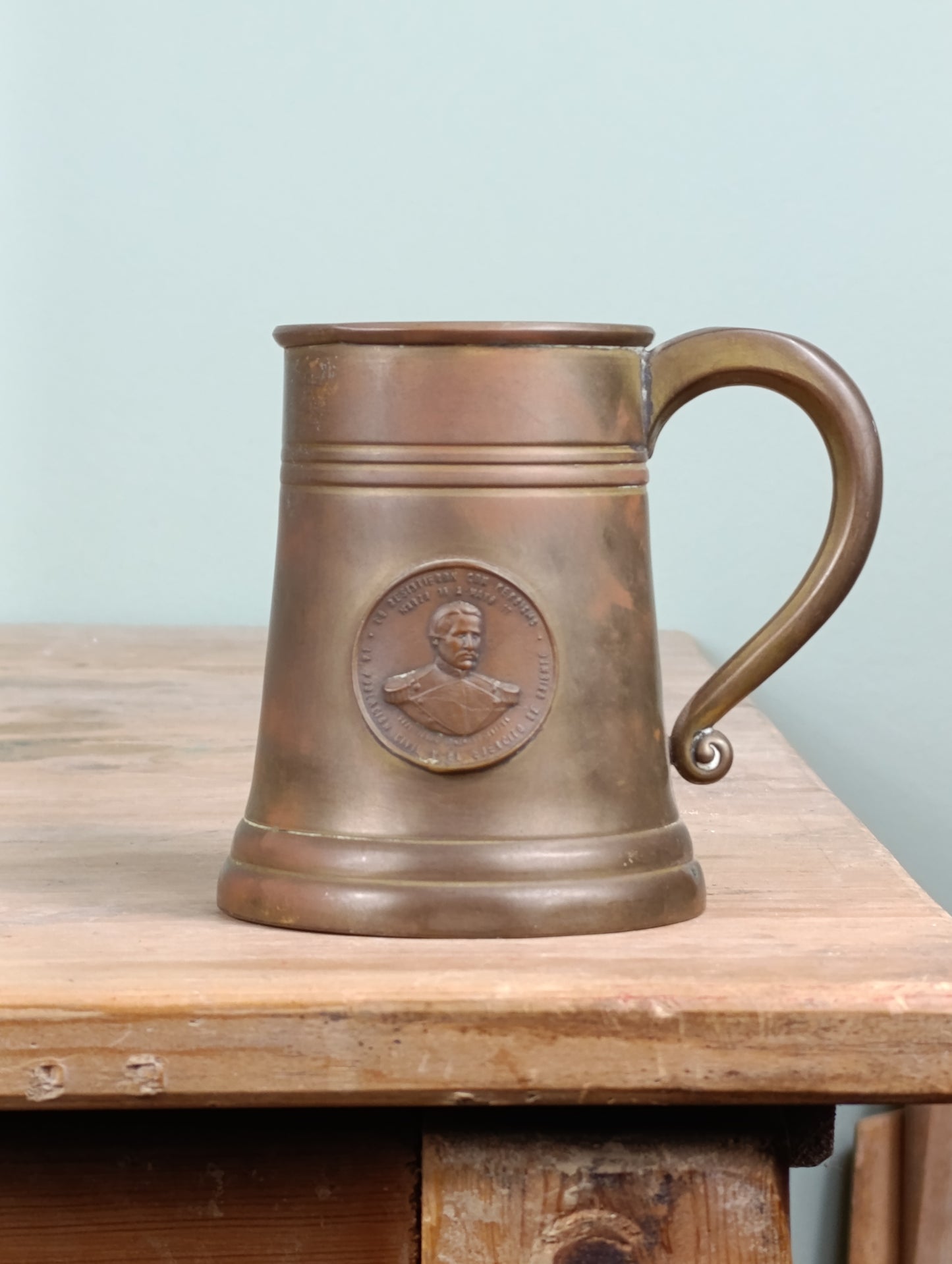 Copa de cobre bronceado en honor al General Jesús González Ortega