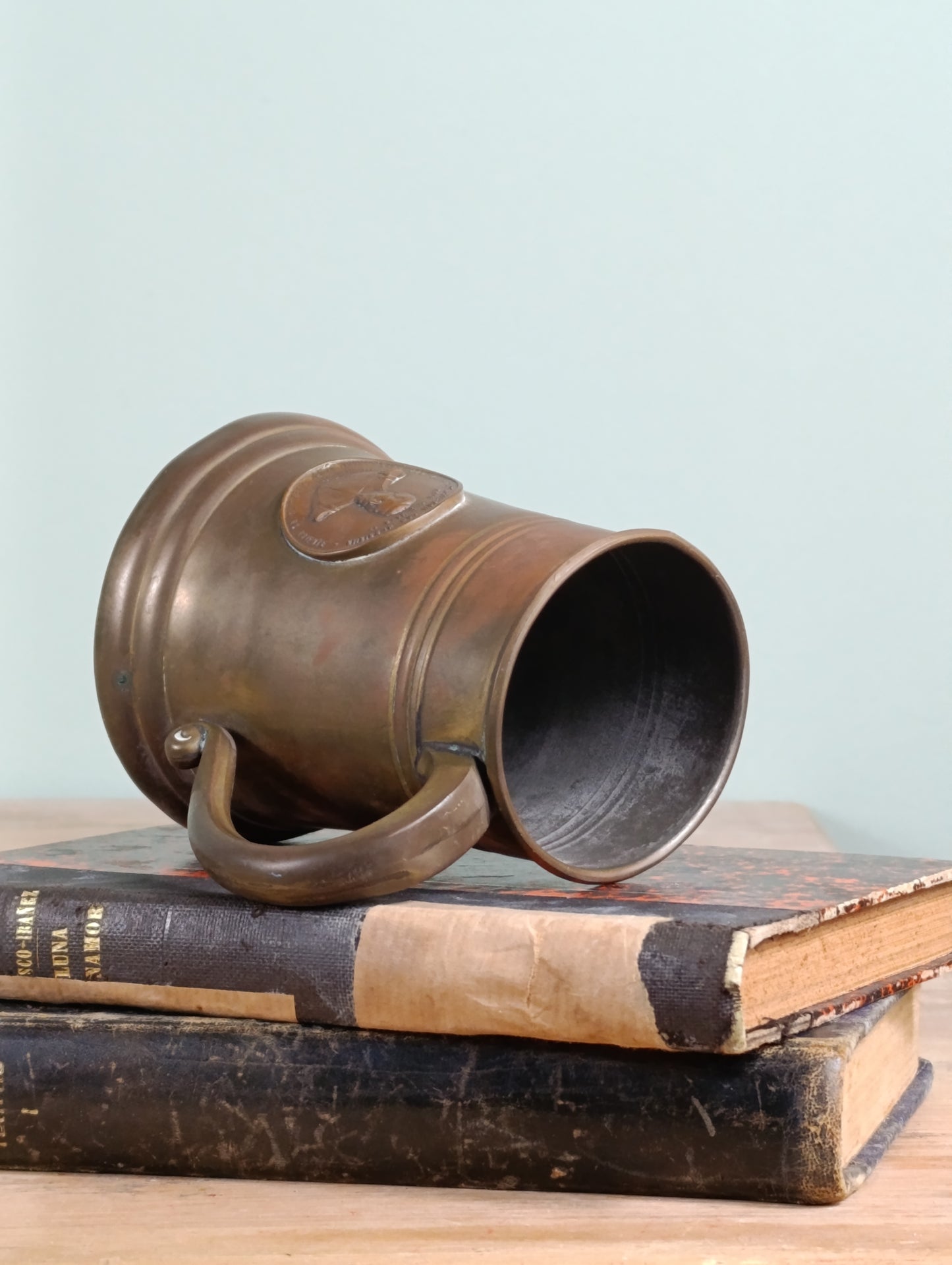 Copa de cobre bronceado en honor al General Jesús González Ortega