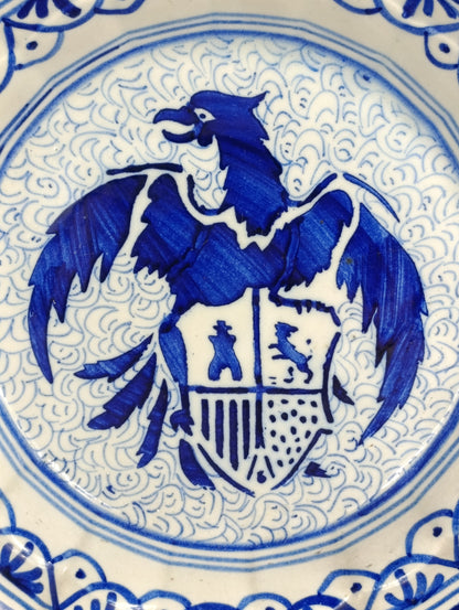 Plato de cerámica azul cobalto con escudo Segunda República (años 30)