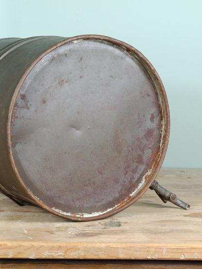 Zafra para aceite antigua de metal con grifo original | pieza vintage mediterránea