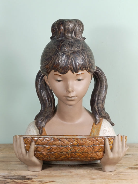 Escultura Lladró “Niña Jardinera” en gres esmaltado