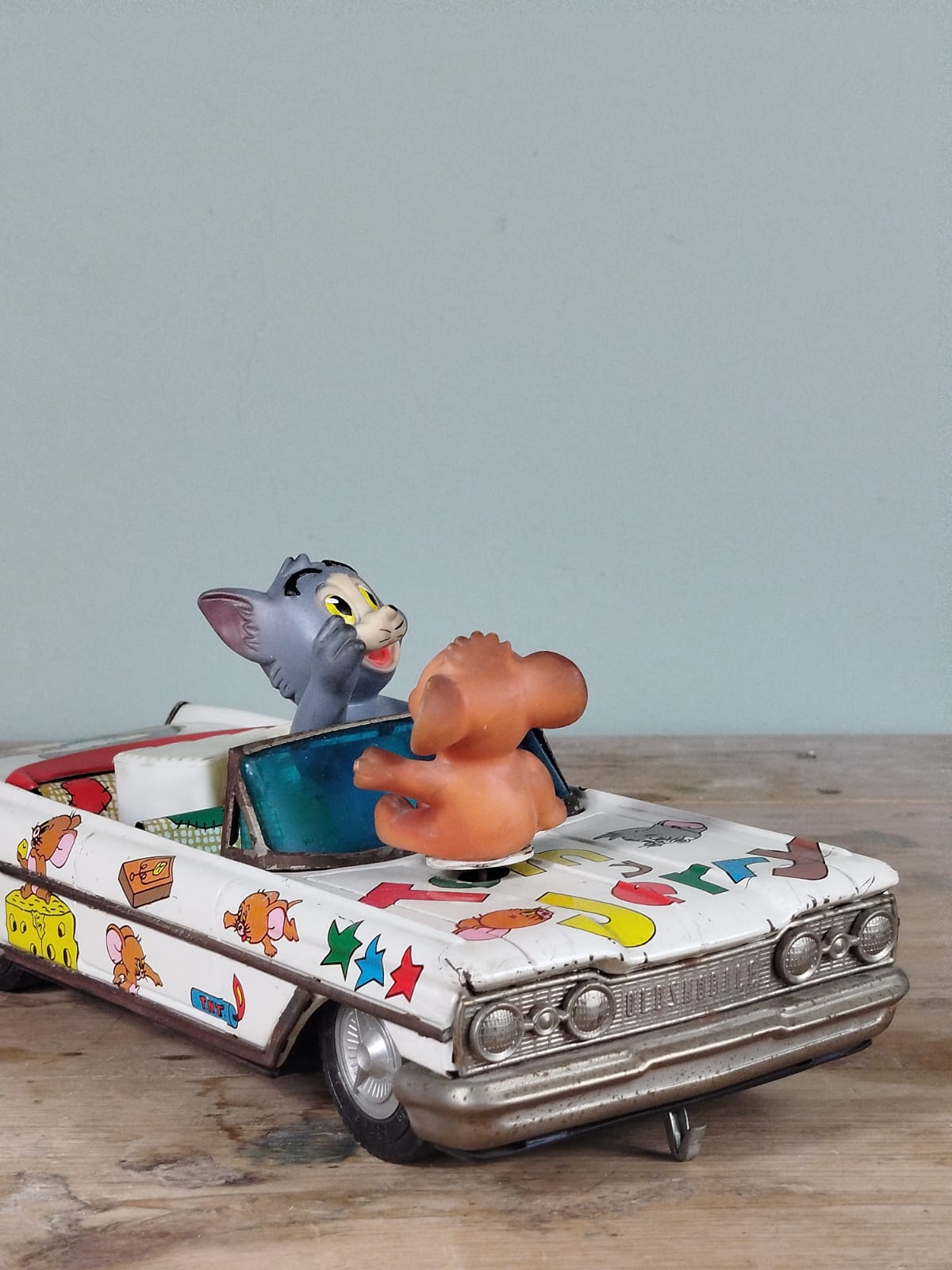 Coche de juguete Tom y Jerry marca Rico, años 60