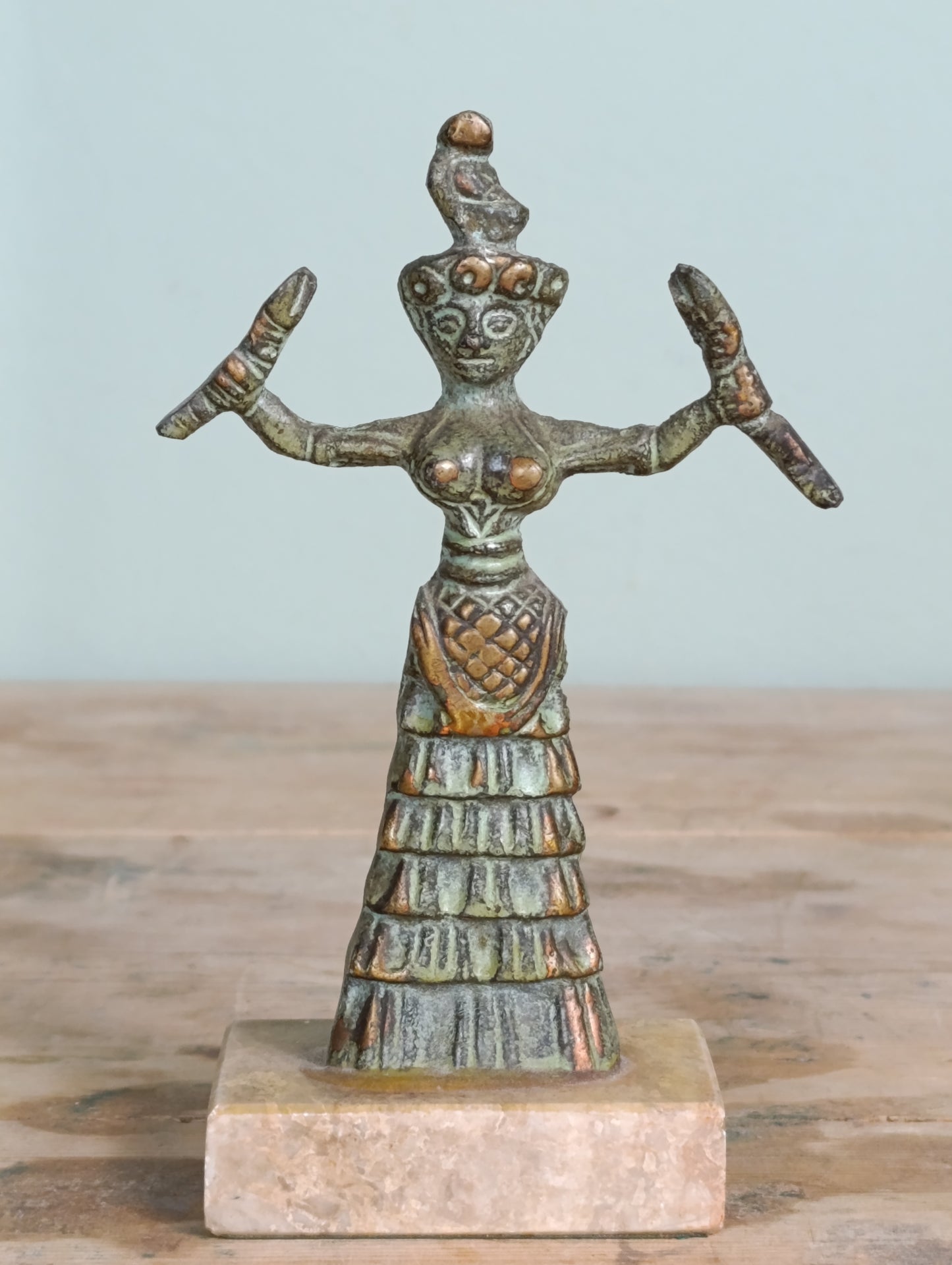 Figuras en Bronce: Diosa de las Serpientes y Zeus | Siglo XX