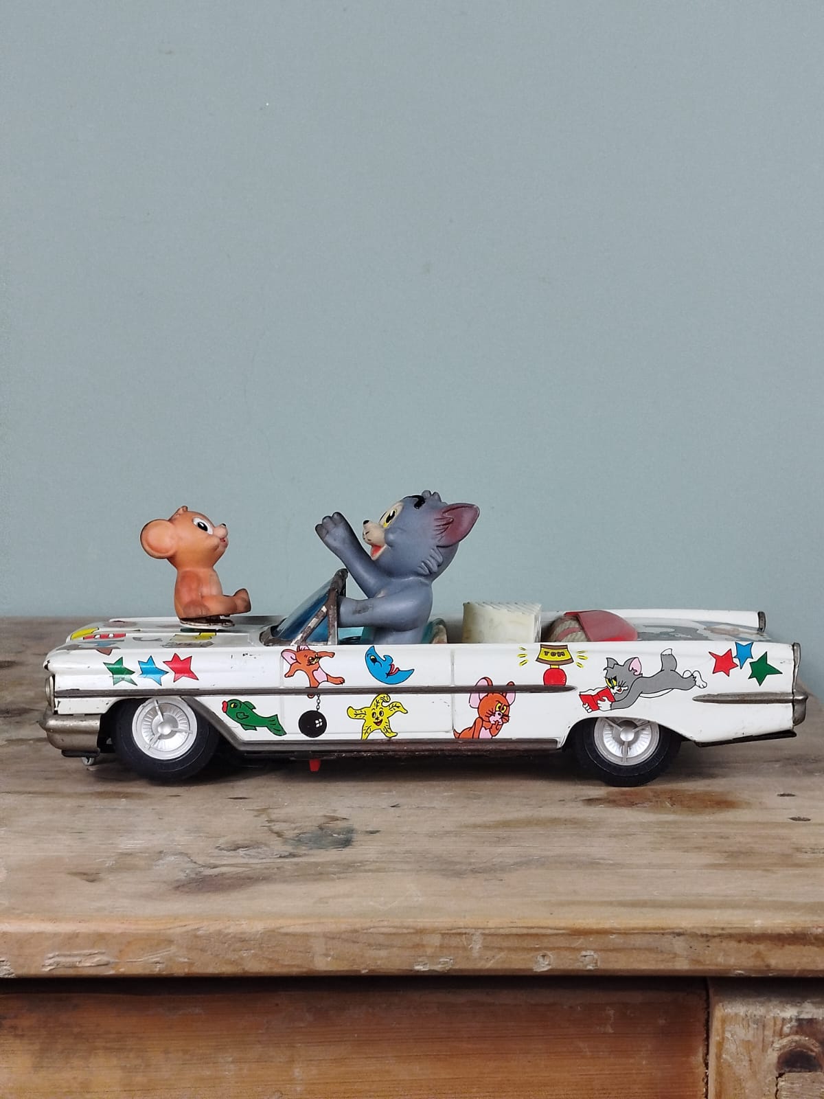 Coche de juguete Tom y Jerry marca Rico, años 60